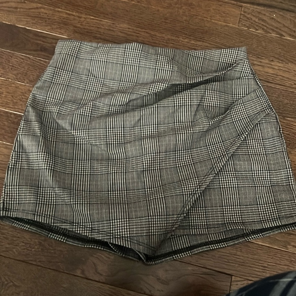 Plaid shorts for businesses casual outfit